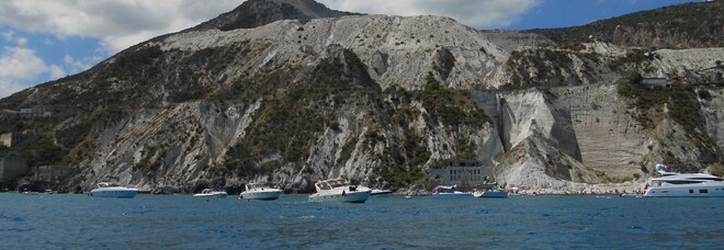 Eolie, collisione tra aliscafo e barca a vela: tragedia sfiorata Eolie, collisione tra aliscafo e barca a vela: tragedia sfiorata