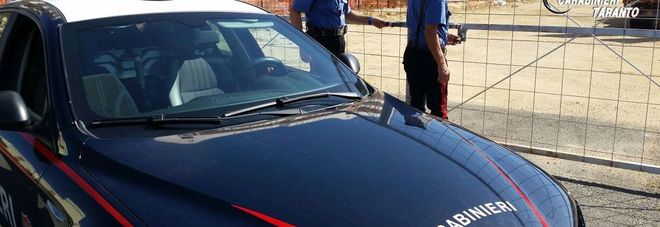 Giovane si costituisce ai carabinieri: «Ho incendiato io l'auto del sindaco» Giovane si costituisce ai carabinieri: «Ho incendiato io l'auto del sindaco»