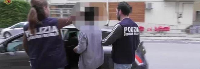 Fa prostituire la figlia 13enne per soldi o sigarette: fermati madre e 4 clienti Fa prostituire la figlia 13enne per soldi o sigarette: fermati madre e 4 clienti