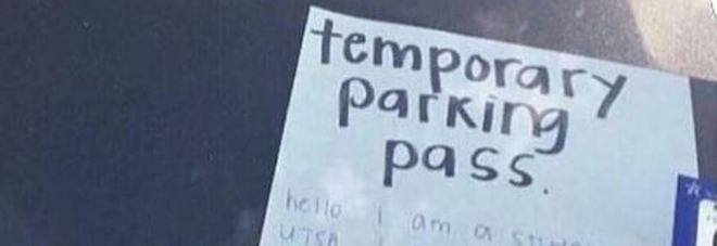 Usa, il pass del parcheggio "fai da te" dello studente squattrinato diventa virale Usa, il pass del parcheggio "fai da te" dello studente squattrinato diventa virale