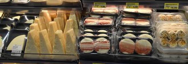Merce scaduta sul banco frigo: sequestrata in due supermercati Merce scaduta sul banco frigo: sequestrata in due supermercati