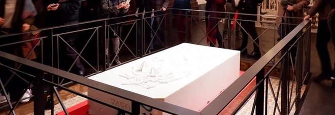 Napoli, dopo Il Cristo Velato arriva anche il “Figlio Velato”: folla di turisti e fedeli per la scultura di Jago