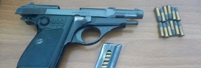 Spaccano la finestra di casa e gli rubano la pistola con il caricatore Spaccano la finestra di casa e gli rubano la pistola con il caricatore