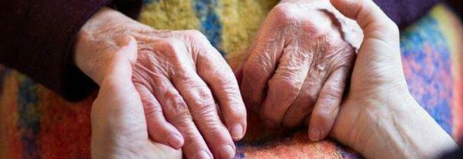 Badante diabolica sottrae soldi, case, gioielli all'anziana morta, poi la fa cremare all'insaputa dei familiari