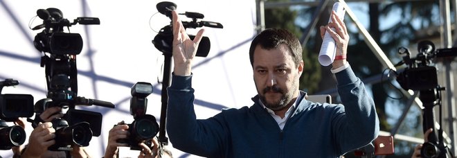 Lancio di uova contro Salvini, 26 antagonisti assolti. Il ministro: «Evviva la giustizia italiana» Lancio di uova contro Salvini, 26 antagonisti assolti. Il ministro: «Evviva la giustizia italiana»