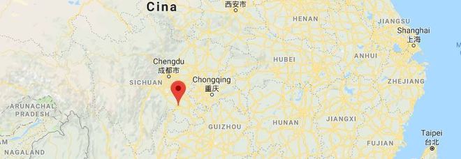 Terremoto in Cina di magnitudo 6, almeno 12 morti: fuga dei turisti dagli hotel Terremoto in Cina di magnitudo 6, almeno 12 morti: fuga dei turisti dagli hotel