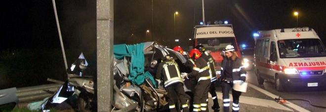 Milano, incidente in tangenziale: gravissima trentaduenne infilzata dal guard-rail