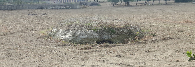 Cuma, dai lavori di aratura di un campo agricolo spuntano i resti di un mausoleo romano Cuma, dai lavori di aratura di un campo agricolo spuntano i resti di un mausoleo romano
