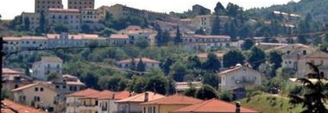 Teora,il paese senza bimbi. ll sindaco: «Venite, offro la casa ma solo se portate i vostri figli». Boom di email