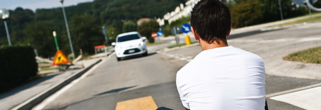 Scoperta choc, la folle moda
dei ragazzini. Corrono
in strada e schivano le auto