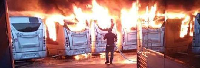 Roma, incendio in deposito Atac Magliana: 7 autobus coinvolti