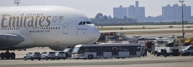 Passeggeri in quarantena su un volo da Dubai a New York. «In 100 stanno male» Passeggeri in quarantena su un volo da Dubai a New York. «In 100 stanno male»