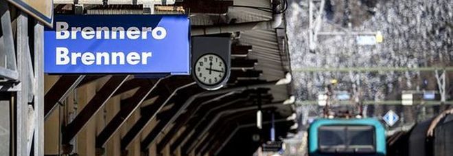 Migranti, bimbo di 5 anni trovato nascosto sotto il vagone di un treno al Brennero Migranti, bimbo di 5 anni trovato nascosto sotto il vagone di un treno al Brennero