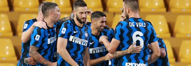 Tutto facile per l'Inter: 5-2 al Benevento e aggancio alla testa della classifica