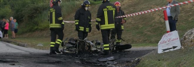 Auto e moto in fiamme
dopo lo schianto
Due i feriti, centauro grave
