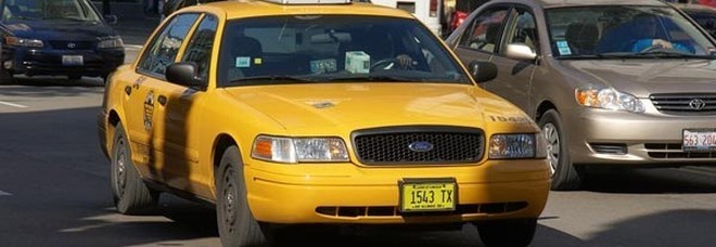 Terrore a New York: taxi sbanda ed entra nel ristorante di Hell's Kitchen, 8 feriti