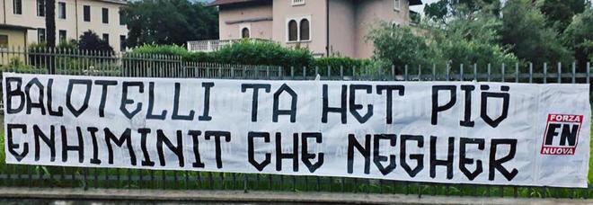 Forza Nuova, striscione choc contro Balotelli in bresciano: «Sei più stupido che nero»