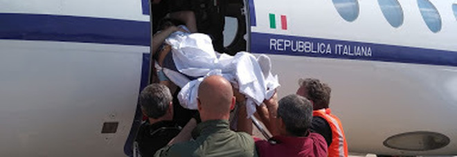 L'imbarco dell'uomo in pericolo di vita sul Falcon 50 del 31° Stormo dell’Aeronautica Militare L'imbarco dell'uomo in pericolo di vita sul Falcon 50 del 31° Stormo dell’Aeronautica Militare