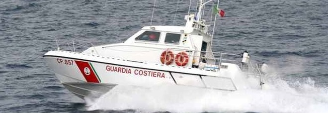Ponza, trenta persone soccorse in mare dalla Guardia Costiera: in fiamme una barca di undici metri con bimbi a bordo Ponza, trenta persone soccorse in mare dalla Guardia Costiera: in fiamme una barca di undici metri con bimbi a bordo