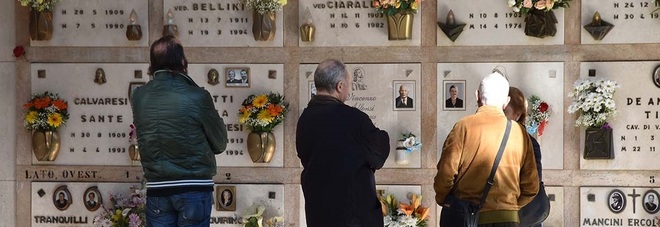 Ladri di rame spietati
al cimitero e ora piove
dentro alcuni loculi