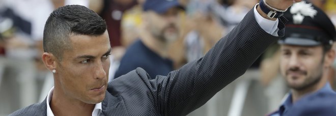 Ronaldo è atterrato a Torino: un cordone di 6 jeep per proteggerlo dai tifosi