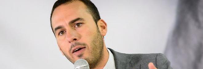 Migranti, Di Stefano (M5s) a Salvini: «Ti credi Maradona, ma sei Higuain fuori forma» Migranti, Di Stefano (M5s) a Salvini: «Ti credi Maradona, ma sei Higuain fuori forma»