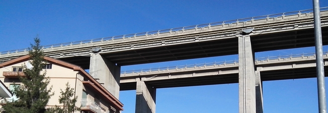 Si lancia dal cavalcavia
dell'autostrada. La vittima
è un marchigiano di 55 anni