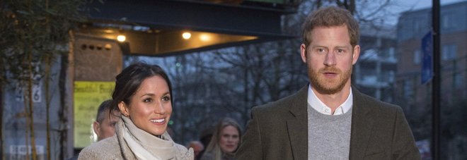 Meghan Markle in versione casual: pantaloni e capelli raccolti per la visita in radio