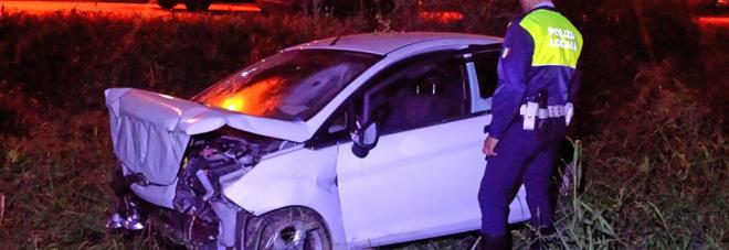 Si schianta su una recinzione e distrugge l’auto: miracolato un 22enne Si schianta su una recinzione e distrugge l’auto: miracolato un 22enne