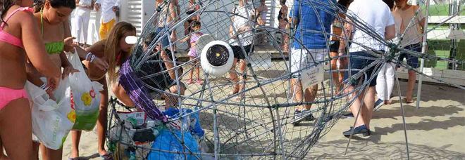 Alla pesciolina Dory il compito di accogliere la plastica della spiaggia di Focene