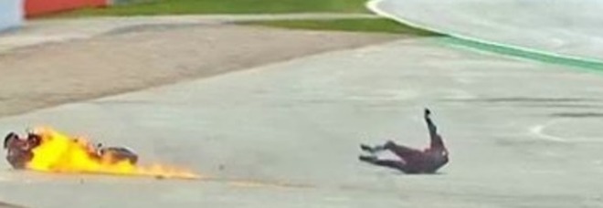 Andrea Dovizioso, caduta al via del gp di Gran Bretagna. Moto in fiamme