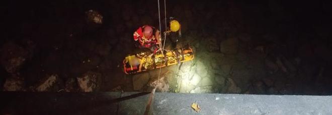 Ragazza cade nel vuoto per 8 metri e piomba sulla riva del fiume Adige Ragazza cade nel vuoto per 8 metri e piomba sulla riva del fiume Adige