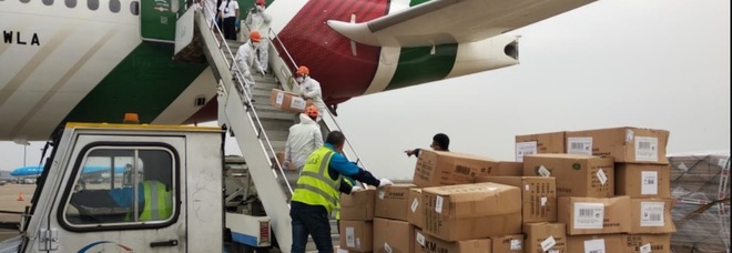 Coronavirus, in arrivo 3,5 milioni di mascherine dalla Cina su un volo speciale Alitalia