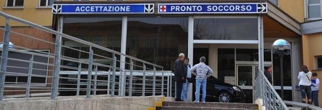 «Lei sta meglio di tutti noi». Dimessa, donna esce dall'ospedale e ha un infarto: è in fin di vita