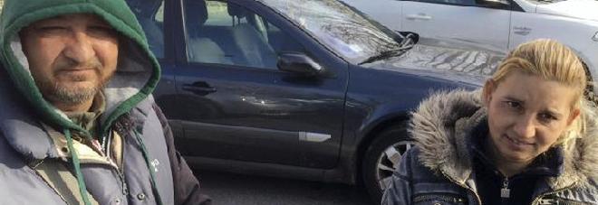 La famiglia dei parcheggiatori abusivi: fino a 80 euro al giorno