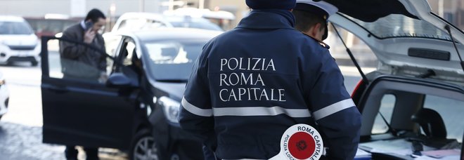 Roma, blocco delle auto per lo smog
valori sforati in 9 centraline su tredici: una in più Roma, blocco delle auto per lo smog
valori sforati in 9 centraline su tredici: una in più