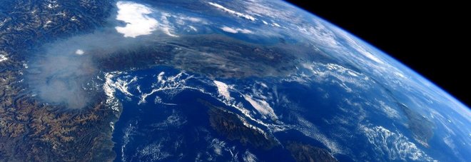 La Pianura Padana coperta dallo smog, vista dalla Stazione Spaziale Internazionale, nella foto postata sul suo profilo Twitter dall'astronauta italiano Paolo Nespoli (@astro_paolo) La Pianura Padana coperta dallo smog, vista dalla Stazione Spaziale Internazionale, nella foto postata sul suo profilo Twitter dall'astronauta italiano Paolo Nespoli (@astro_paolo)