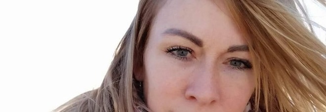 Mamma 41enne uccisa a coltellate in un bar davanti alle figlie: arrestato l'ex dopo un inseguimento. Aveva il divieto di avvicinarsi alla donna