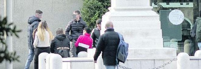 Vigilante armato preso a calci dalla baby gang al centro Le Barche Vigilante armato preso a calci dalla baby gang al centro Le Barche