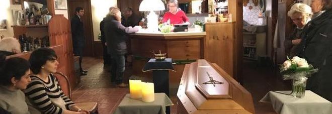 Un momento della veglia in onore di Sabina Corona
all'interno del suo bar Stella a Erto Un momento della veglia in onore di Sabina Corona
all'interno del suo bar Stella a Erto