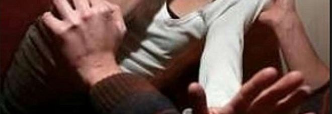 Picchiava da anni la mamma e il nonno, 26enne arrestato Picchiava da anni la mamma e il nonno, 26enne arrestato
