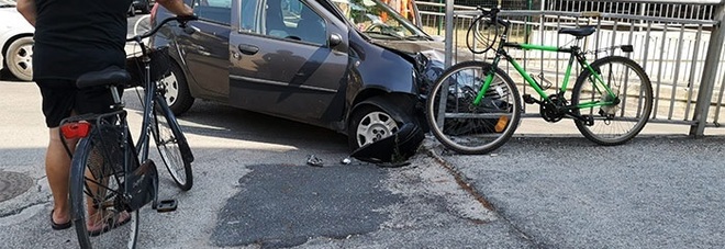 Si schianta per evitare
una bicicletta: donna
soccorsa dai passanti