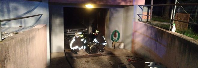 Scoppia un incendio in garage: in cenere auto e motorino a Sedegliano