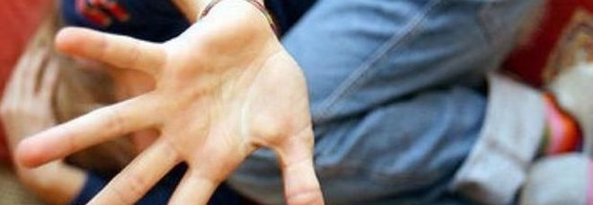 Brutti voti a scuola, fratellini di 13 e 8 anni picchiati e frustati dai genitori