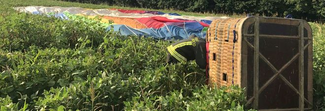 Fidanzamento rovinato: la mongolfiera fa un atterraggio di emergenza Fidanzamento rovinato: la mongolfiera fa un atterraggio di emergenza