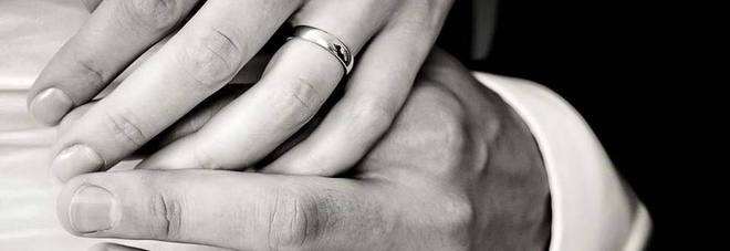 Bimbo trova fede nuziale smarrita: la porta al sindaco con la mamma