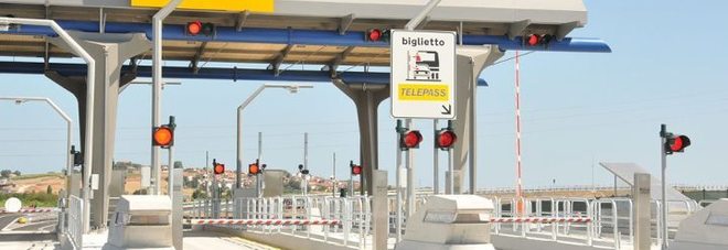 Un casello autostradale Un casello autostradale
