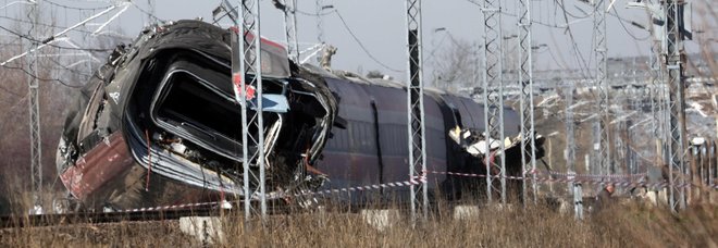 Frecciarossa deragliato, al via le operazioni per rimuovere le carrozze