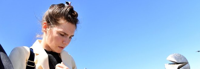 Amanda Knox torna in Italia e snobba i cronisti, sabato racconterà la verità sul suo caso Amanda Knox torna in Italia e snobba i cronisti, sabato racconterà la verità sul suo caso