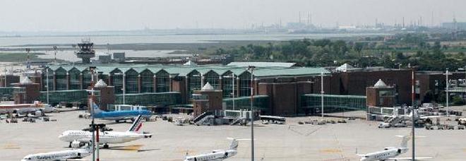 Tenta il suicidio lanciandosi dalle cisterne in aeroporto: 43enne è grave Tenta il suicidio lanciandosi dalle cisterne in aeroporto: 43enne è grave